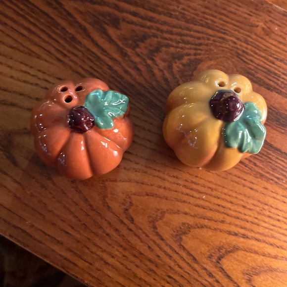 Set of Cracker Barrel Pumpkin Salt and Pepper Shakers - Picture 2 of 3
